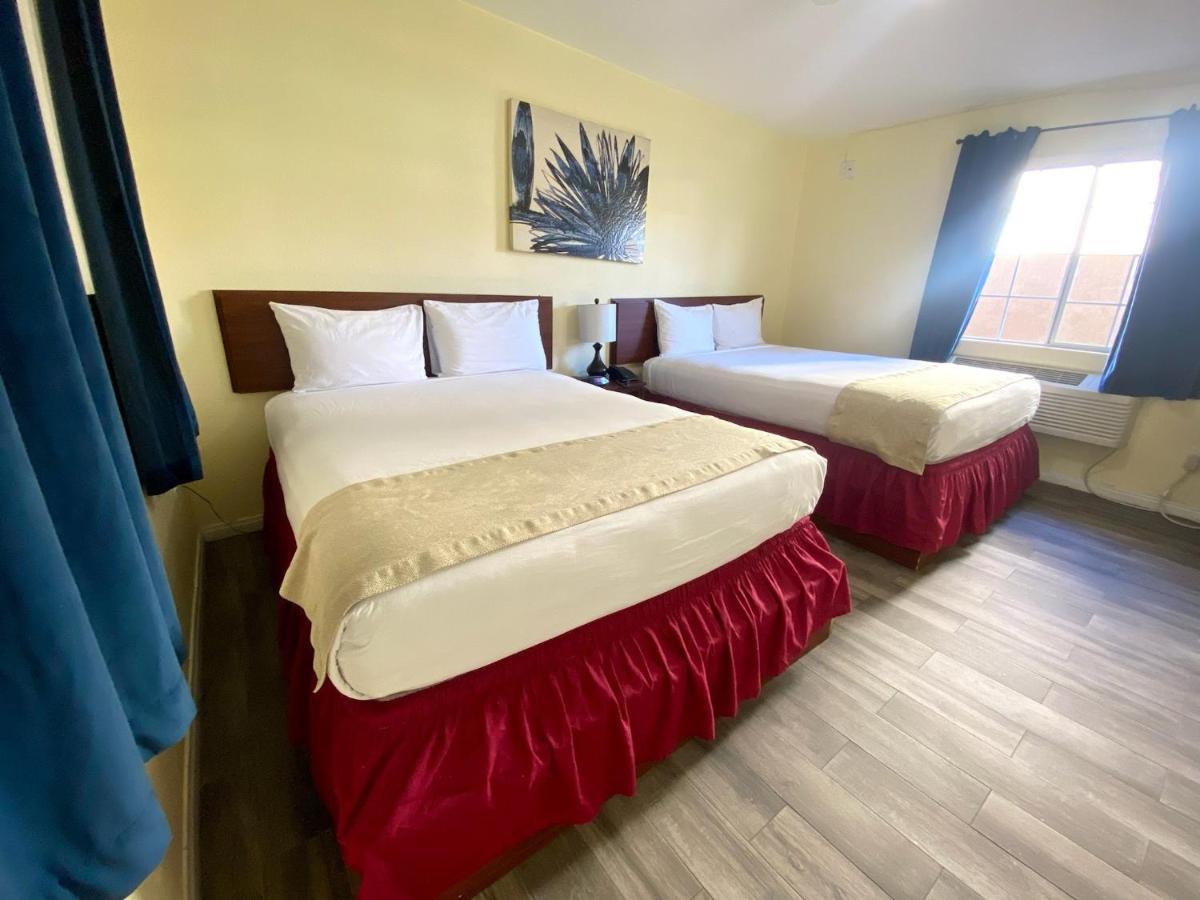 Europa Inn & Suites เดเซิร์ทฮอตสปริงส์ ภายนอก รูปภาพ