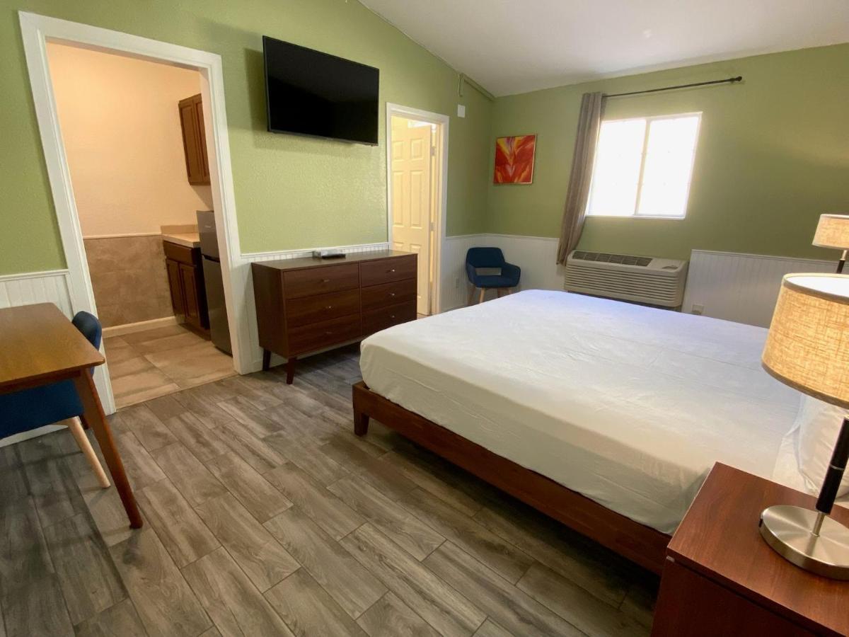 Europa Inn & Suites เดเซิร์ทฮอตสปริงส์ ภายนอก รูปภาพ