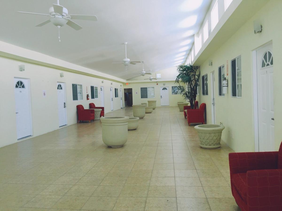 Europa Inn & Suites เดเซิร์ทฮอตสปริงส์ ภายนอก รูปภาพ